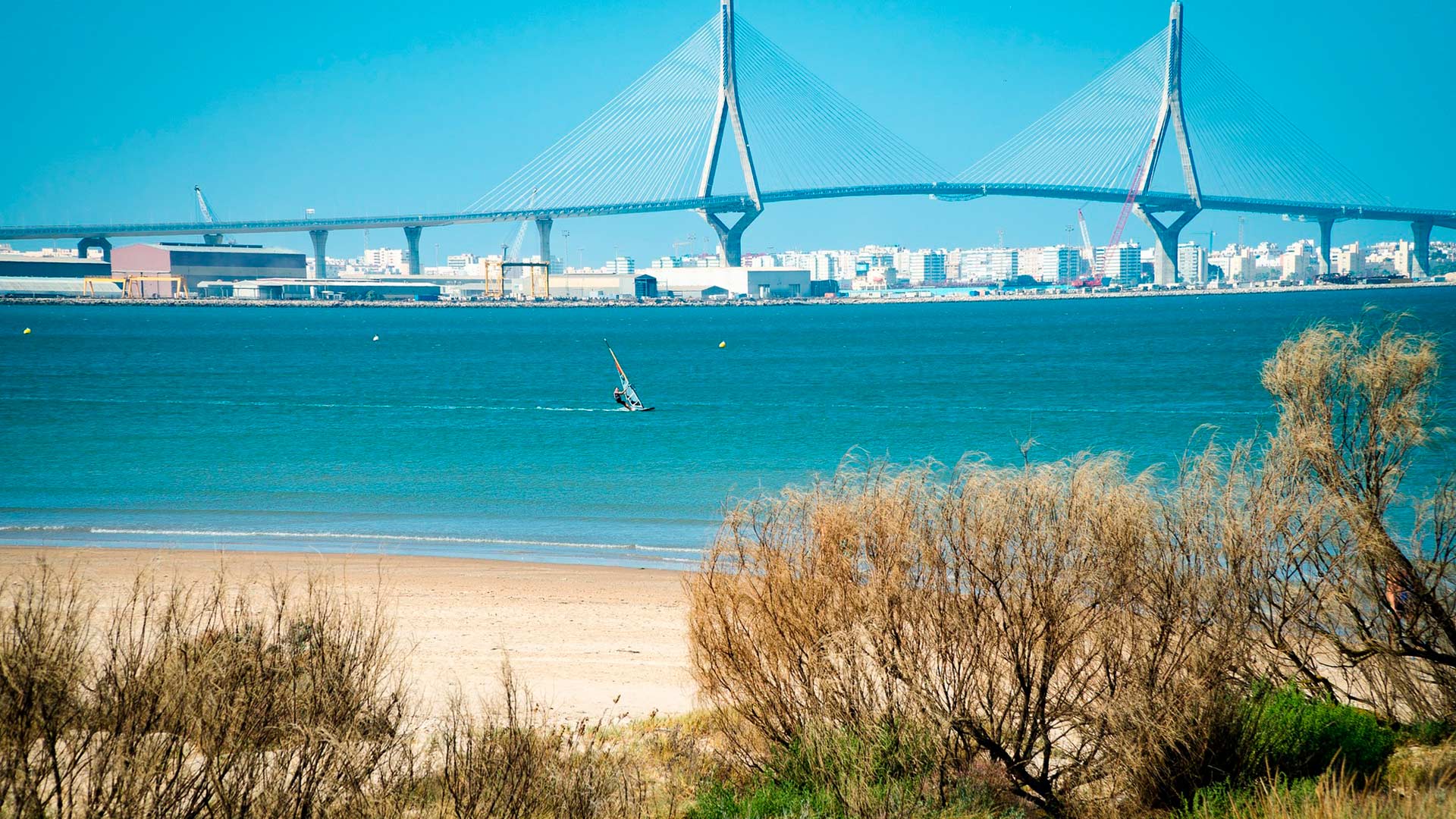 Una imagen espectacular del puente más imponente de Cádiz, de Andalucía